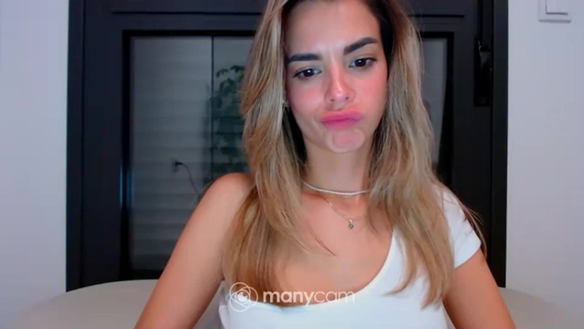 Gallery image thumbnail from fresagirl's myfreecams stream on, 10/24/2023, 20:58 image 15 of 20