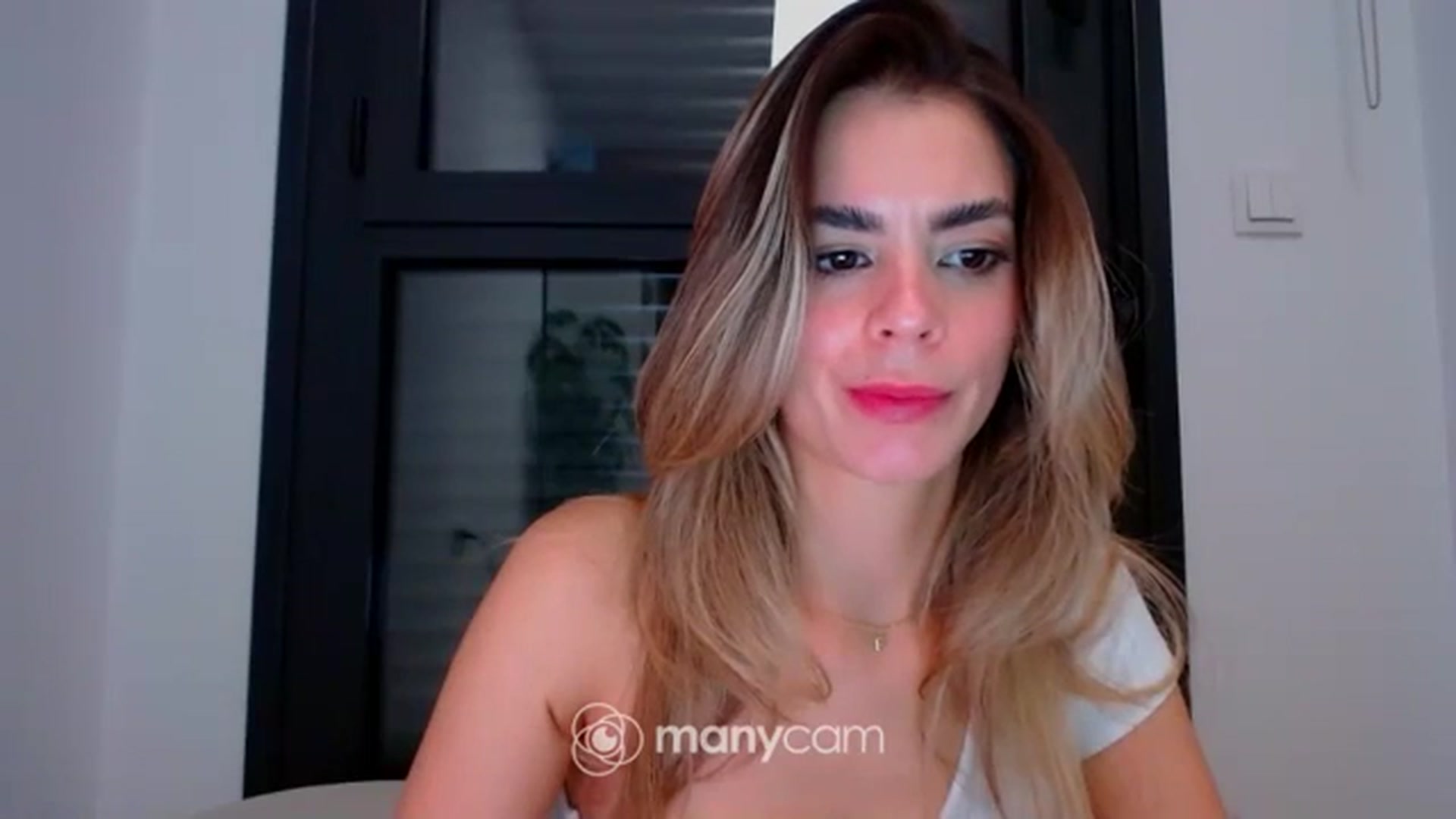 Gallery image thumbnail from fresagirl's myfreecams stream on, 12/18/2023, 21:00 image 20 of 20