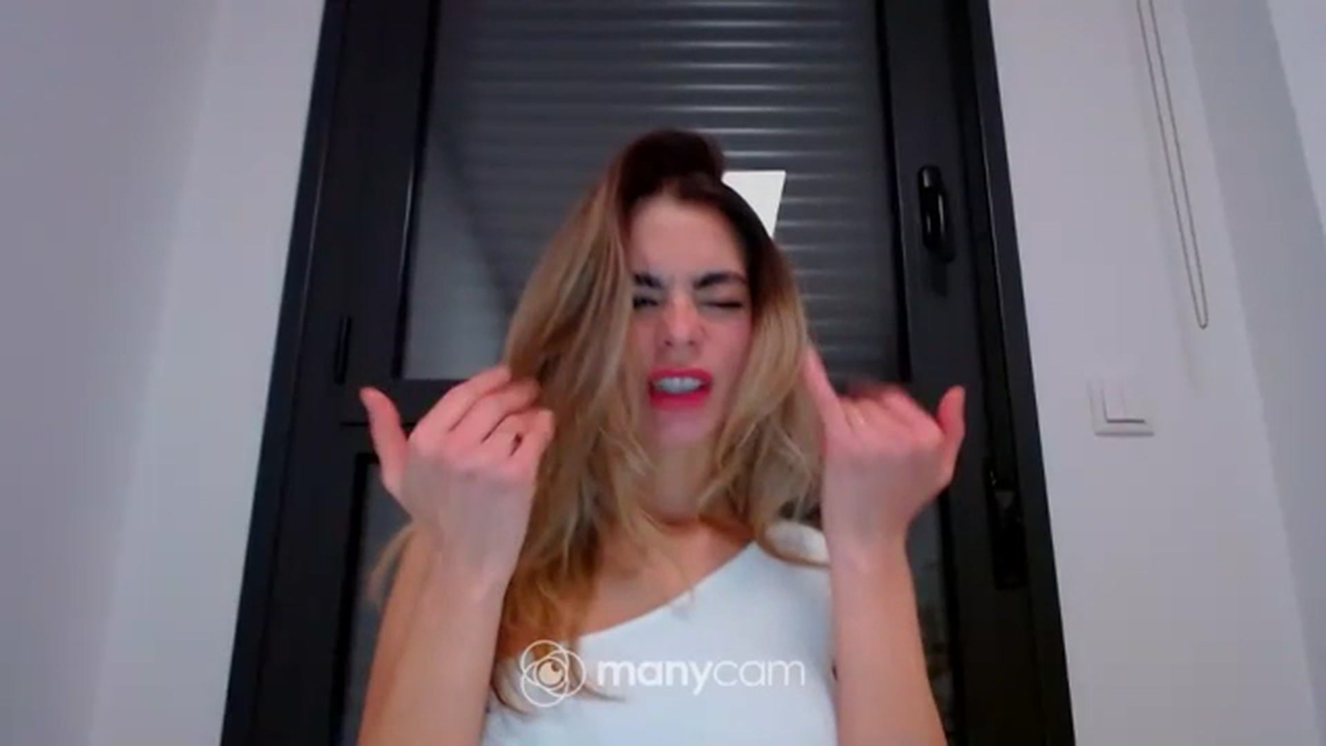 Gallery image thumbnail from fresagirl's myfreecams stream on, 12/18/2023, 21:00 image 4 of 20