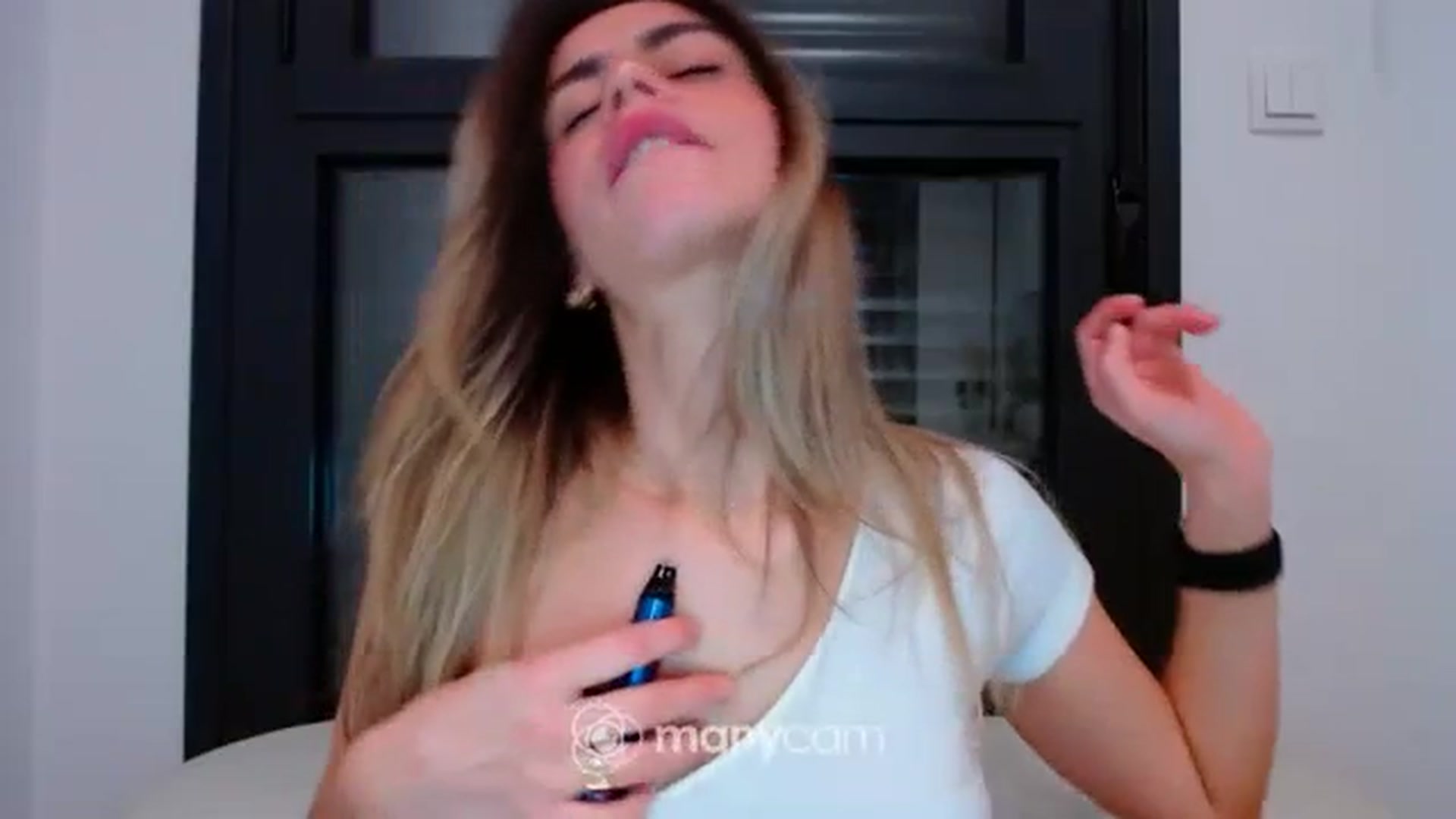 Gallery image thumbnail from fresagirl's myfreecams stream on, 01/08/2024, 23:35 image 2 of 20