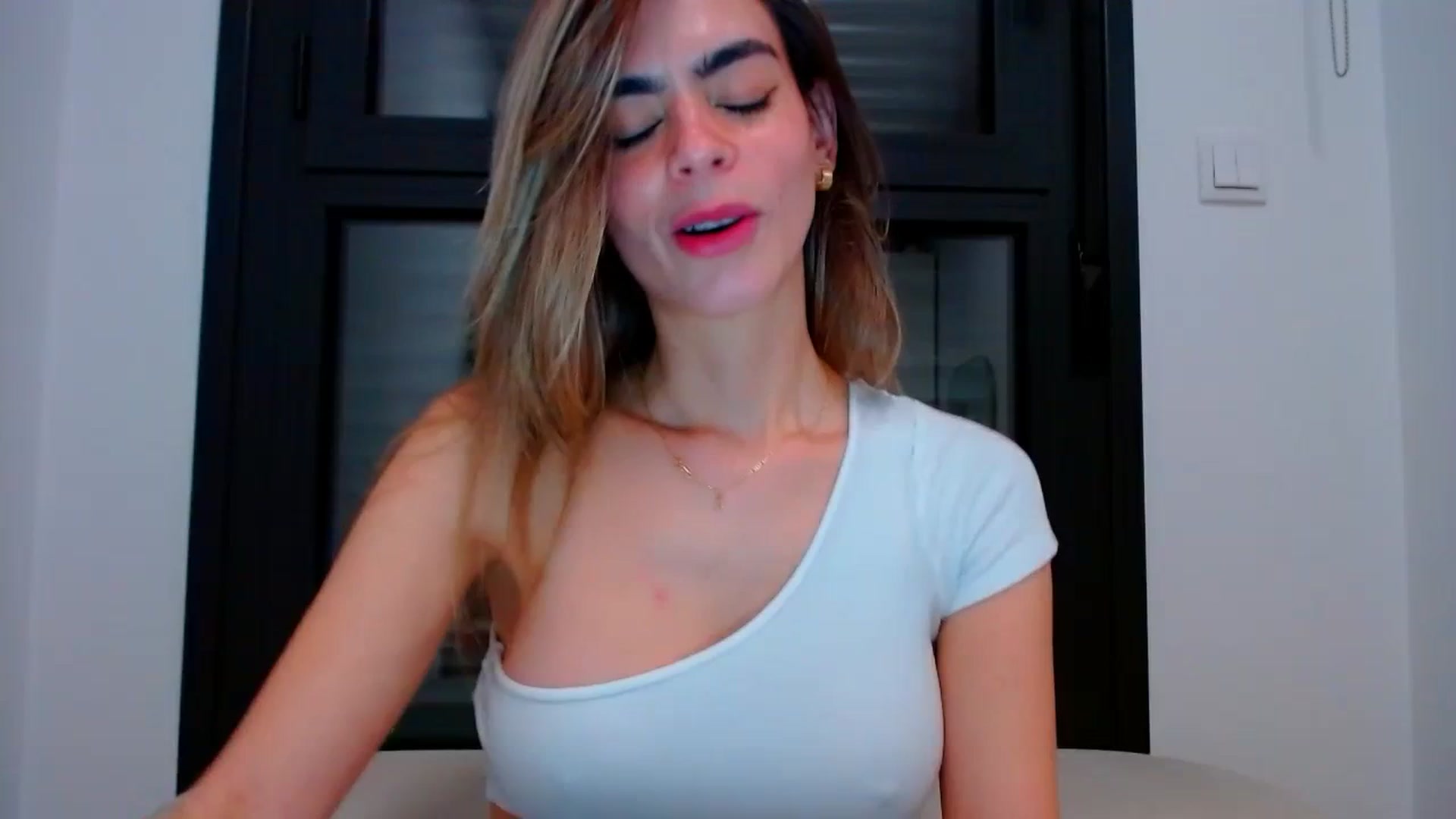 Gallery image thumbnail from fresagirl's myfreecams stream on, 02/07/2024, 23:33 image 1 of 20