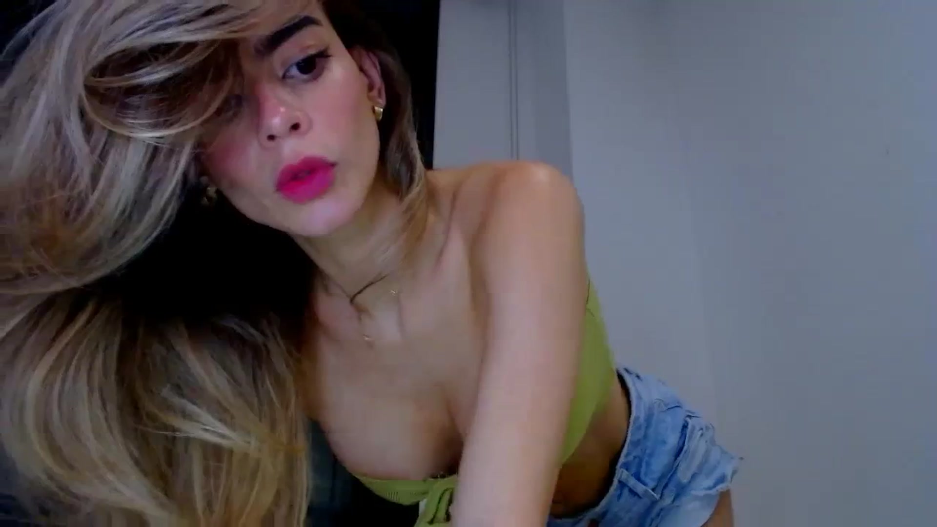 Gallery image thumbnail from fresagirl's myfreecams stream on, 03/12/2024, 22:14 image 8 of 20
