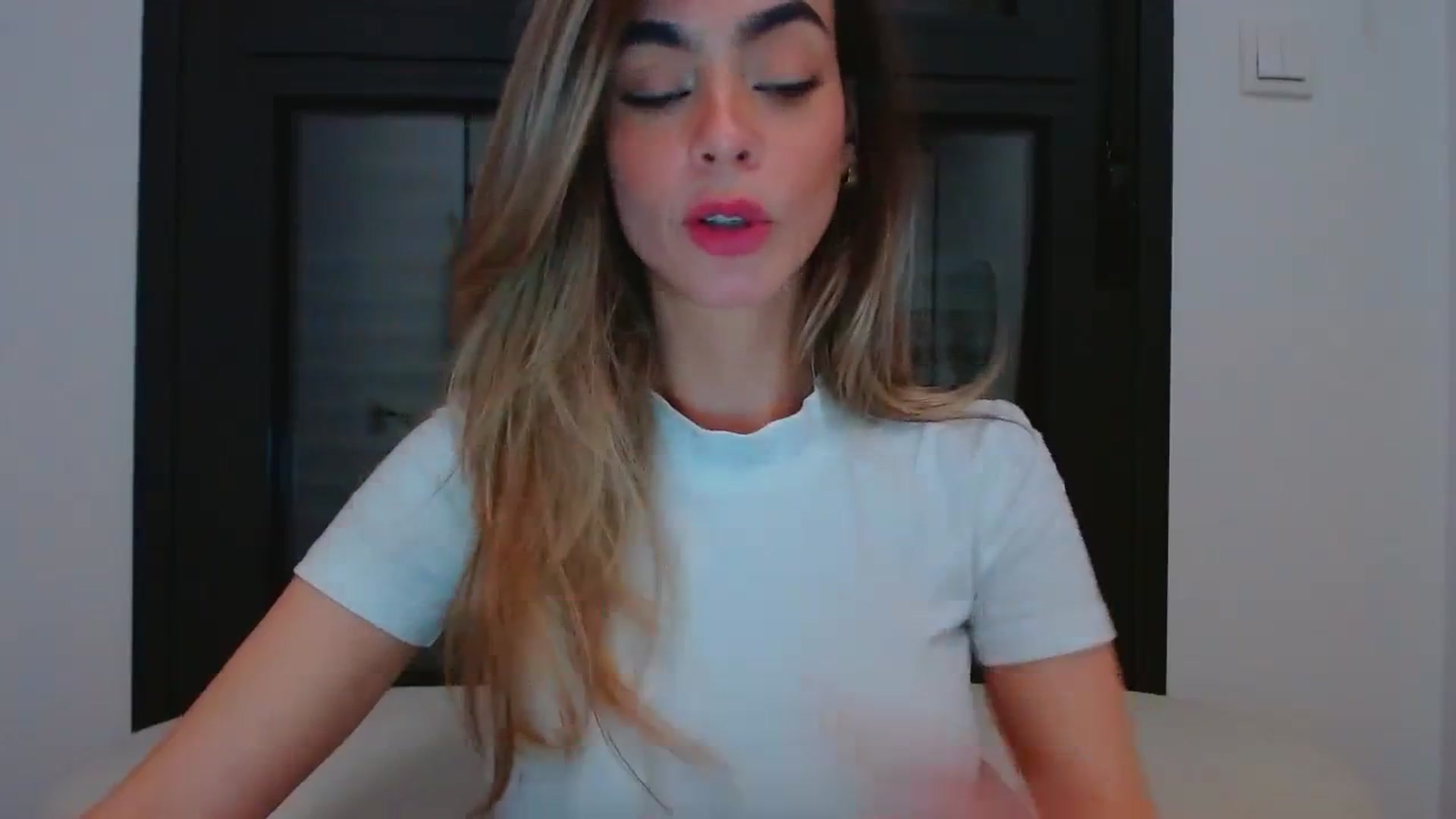 Gallery image thumbnail from fresagirl's myfreecams stream on, 03/13/2024, 23:15 image 6 of 20
