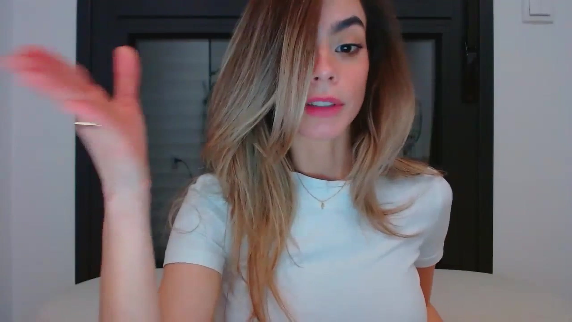 Gallery image thumbnail from fresagirl's myfreecams stream on, 03/13/2024, 23:15 image 17 of 20