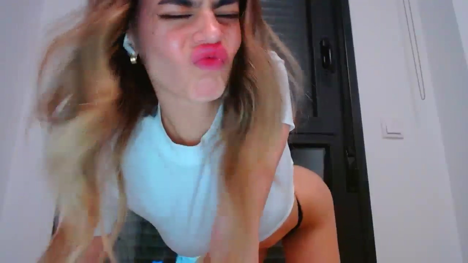 Gallery image thumbnail from fresagirl's myfreecams stream on, 03/15/2024, 01:05 image 13 of 20