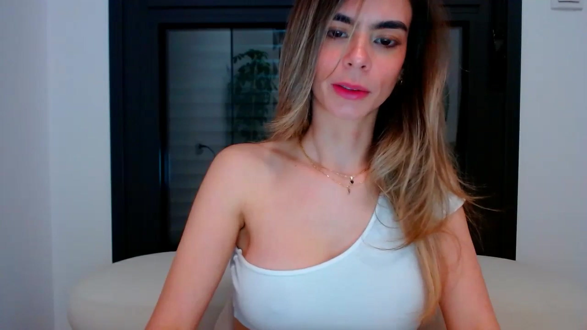 Gallery image thumbnail from fresagirl's myfreecams stream on, 03/18/2024, 22:33 image 9 of 20