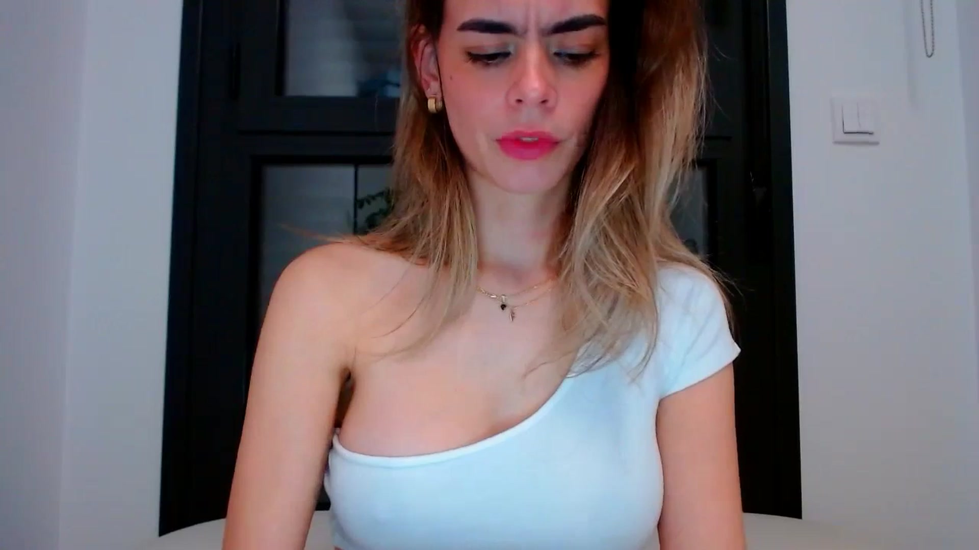 Gallery image thumbnail from fresagirl's myfreecams stream on, 03/18/2024, 22:33 image 19 of 20