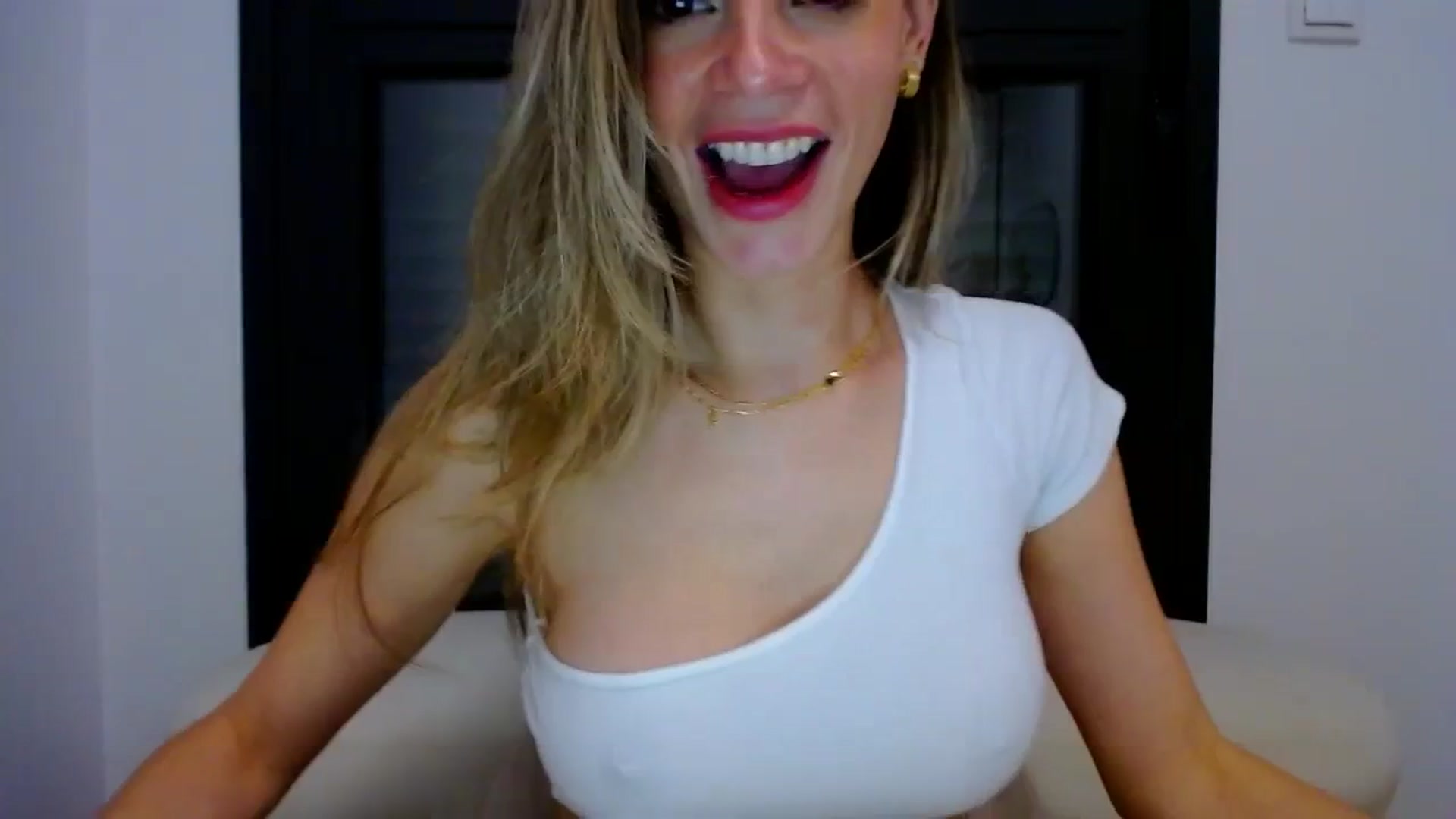 Gallery image thumbnail from fresagirl's myfreecams stream on, 03/18/2024, 22:33 image 16 of 20
