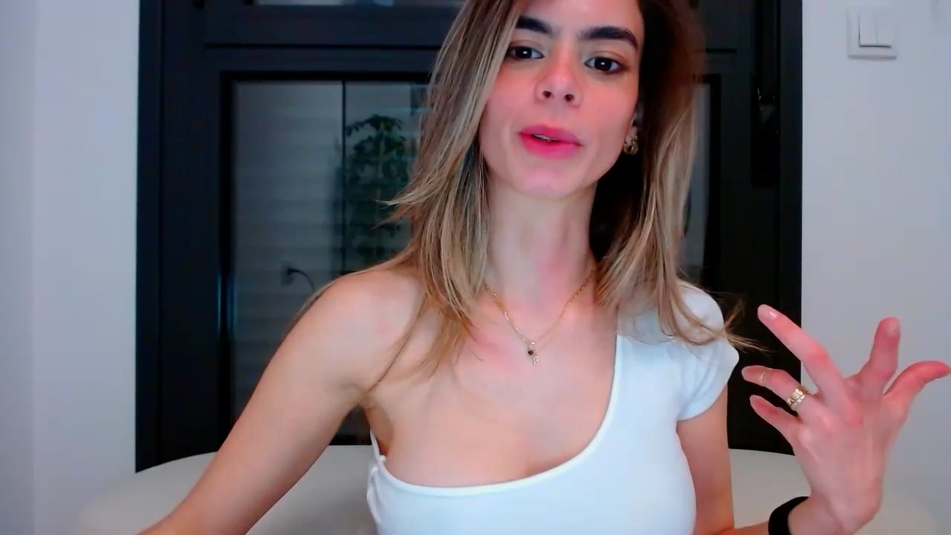 Gallery image thumbnail from fresagirl's myfreecams stream on, 03/18/2024, 23:15 image 16 of 20