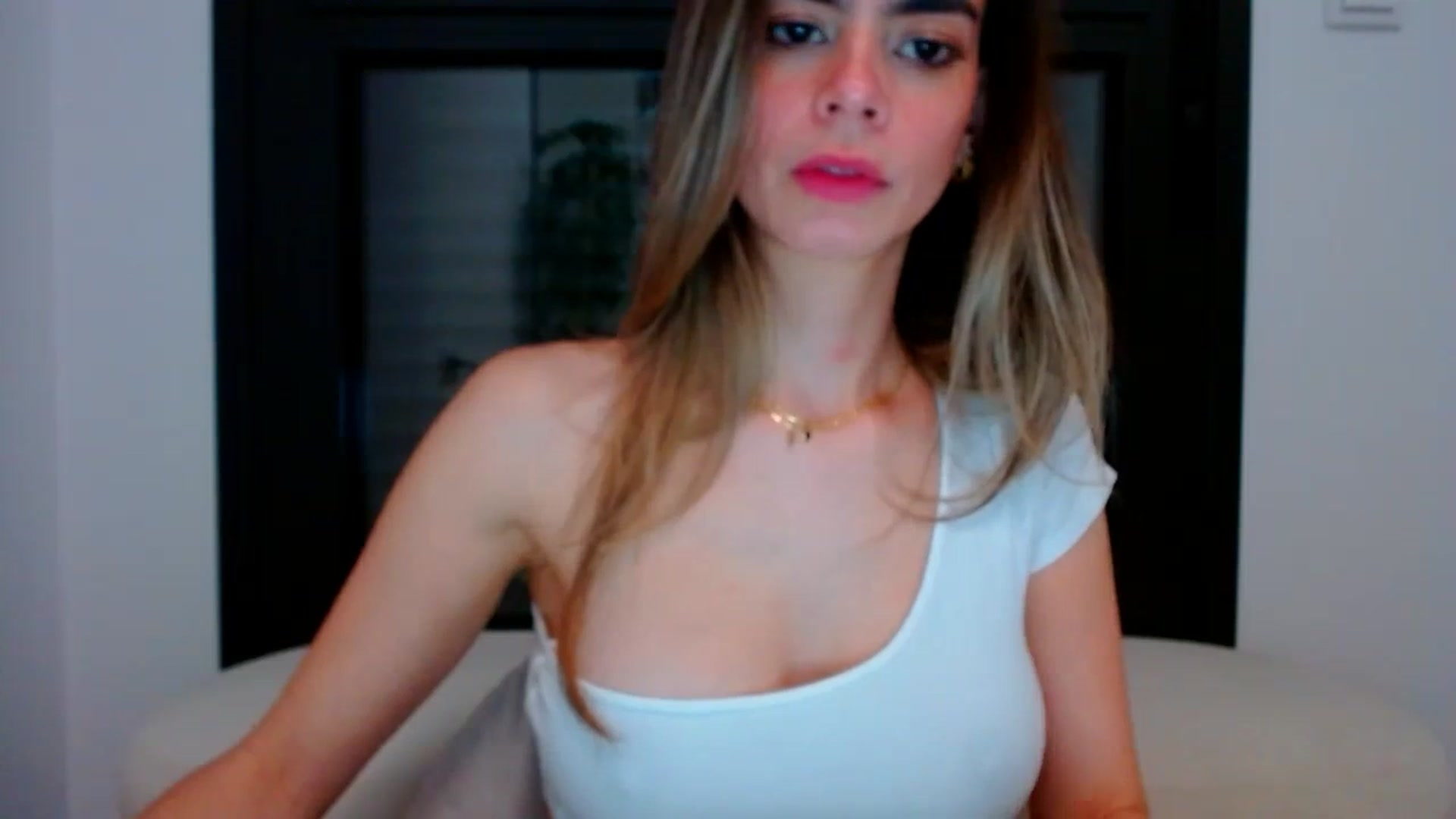 Gallery image thumbnail from fresagirl's myfreecams stream on, 03/18/2024, 23:15 image 6 of 20