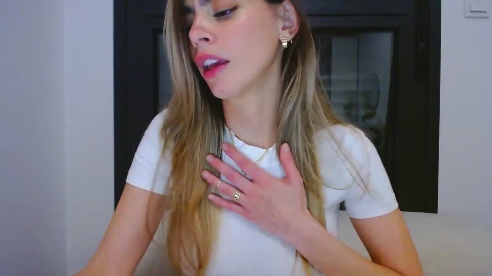 Gallery image thumbnail from fresagirl's myfreecams stream on, 03/27/2024, 22:41 image 9 of 20