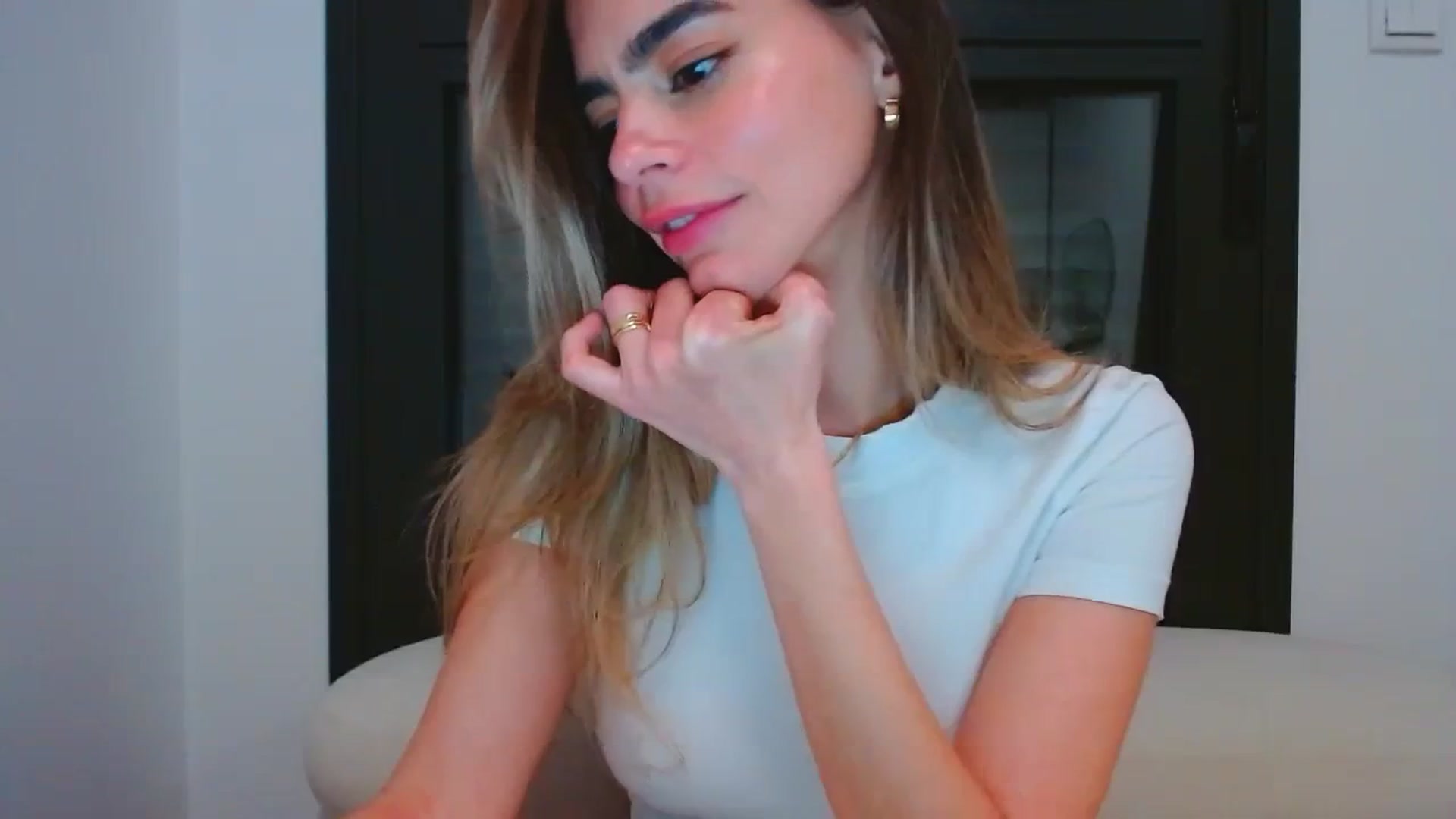 Gallery image thumbnail from fresagirl's myfreecams stream on, 03/27/2024, 22:41 image 15 of 20
