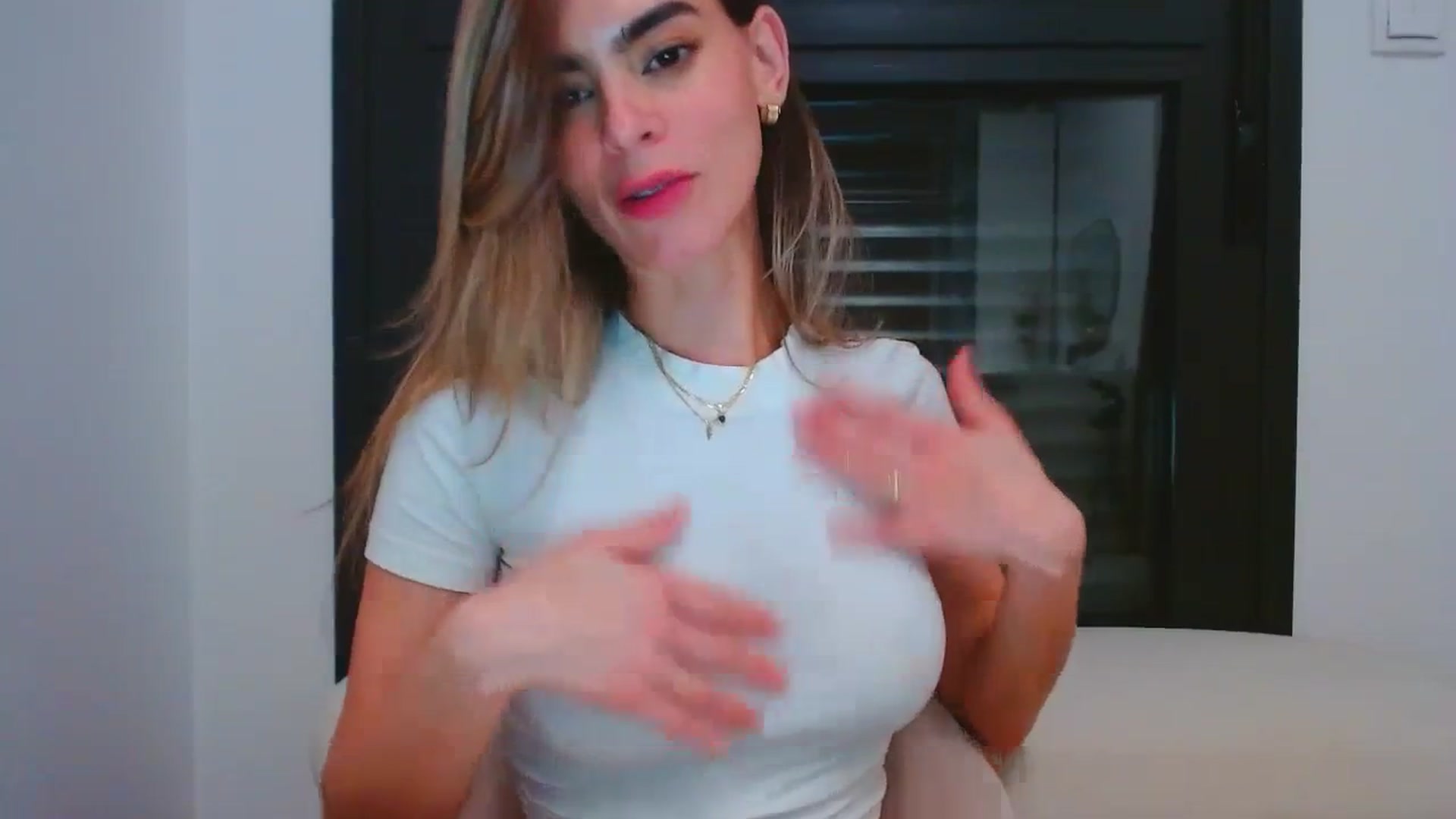 Gallery image thumbnail from fresagirl's myfreecams stream on, 03/27/2024, 22:41 image 6 of 20