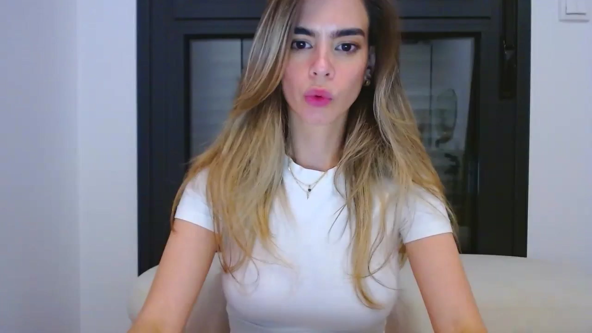 Gallery image thumbnail from fresagirl's myfreecams stream on, 03/27/2024, 22:41 image 10 of 20