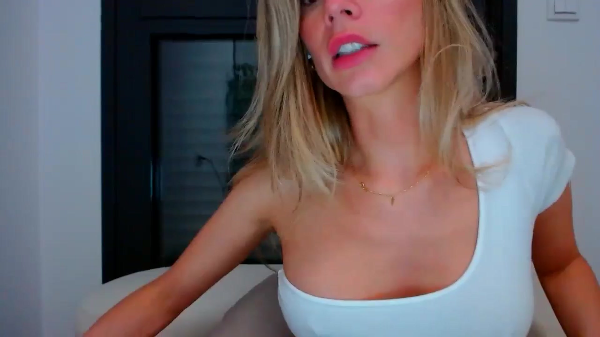 Gallery image thumbnail from fresagirl's myfreecams stream on, 05/06/2024, 22:14 image 13 of 20