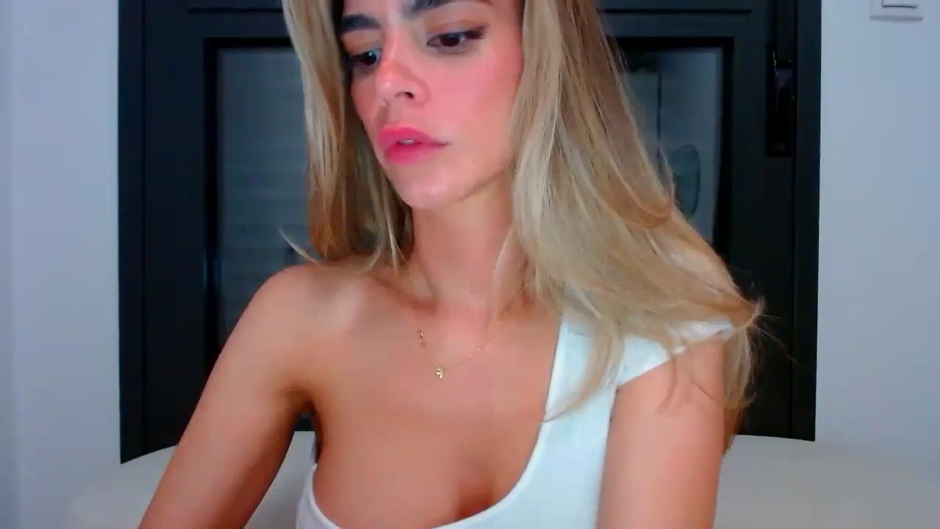 Gallery image thumbnail from fresagirl's myfreecams stream on, 05/06/2024, 22:14 image 12 of 20