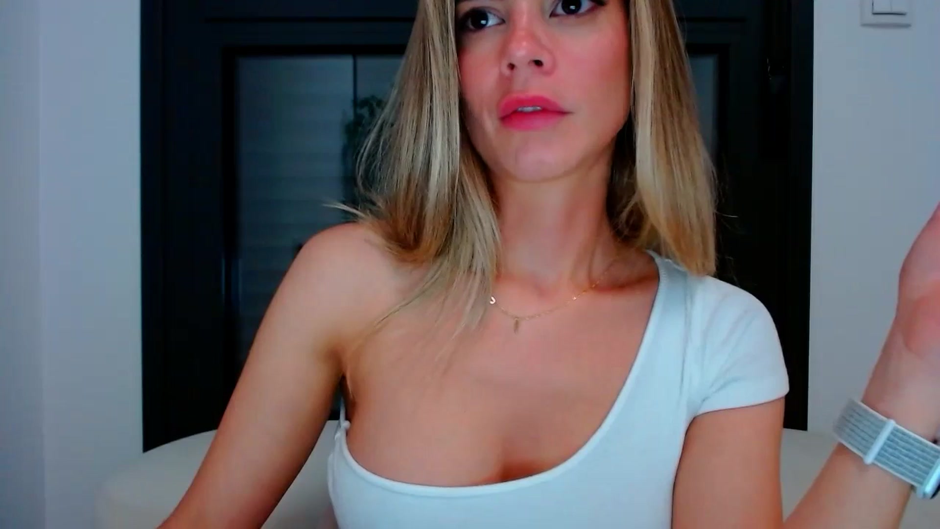 Gallery image thumbnail from fresagirl's myfreecams stream on, 05/06/2024, 22:14 image 14 of 20