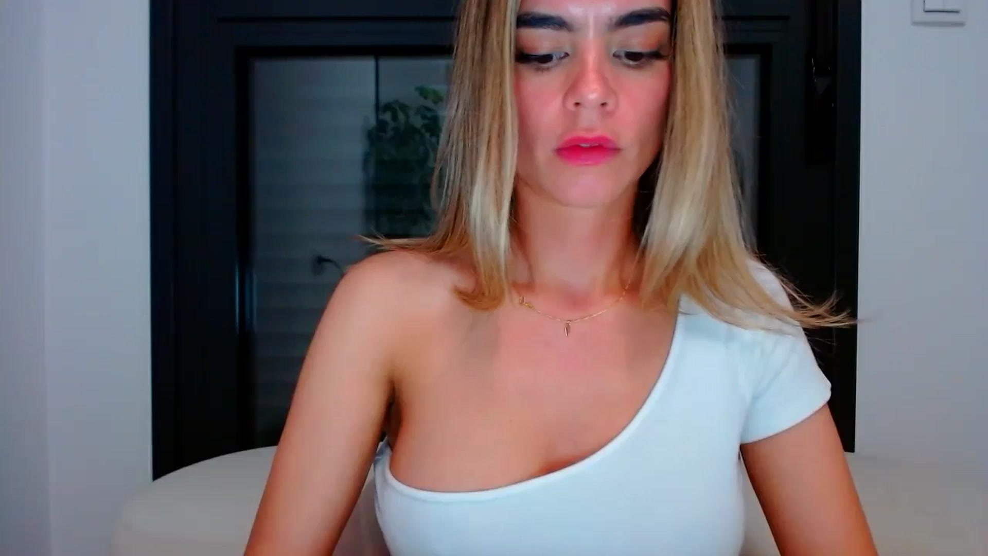 Gallery image thumbnail from fresagirl's myfreecams stream on, 05/06/2024, 22:14 image 18 of 20