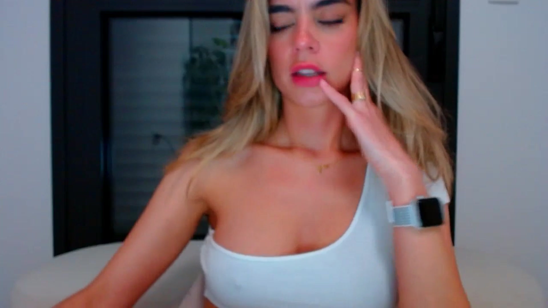Gallery image thumbnail from fresagirl's myfreecams stream on, 05/06/2024, 22:14 image 5 of 20