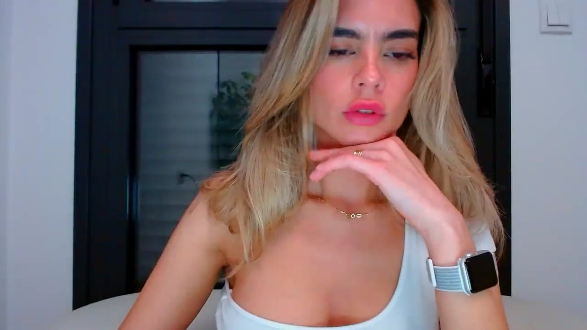 Gallery image thumbnail from fresagirl's myfreecams stream on, 05/06/2024, 22:14 image 11 of 20