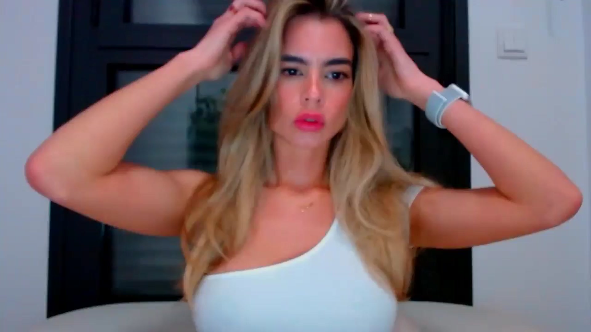 Gallery image thumbnail from fresagirl's myfreecams stream on, 05/06/2024, 22:14 image 1 of 20