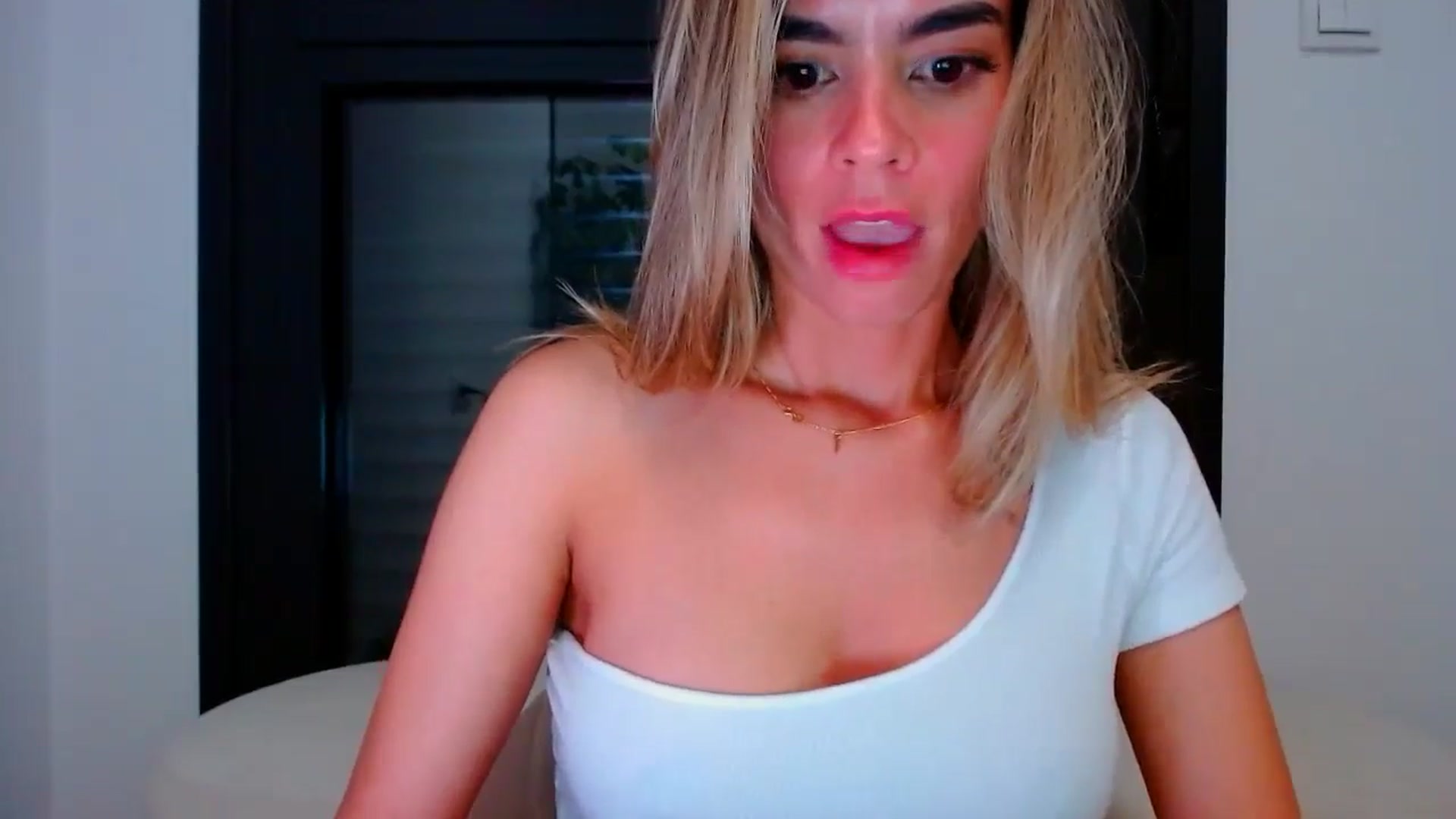 Gallery image thumbnail from fresagirl's myfreecams stream on, 05/06/2024, 23:09 image 18 of 20