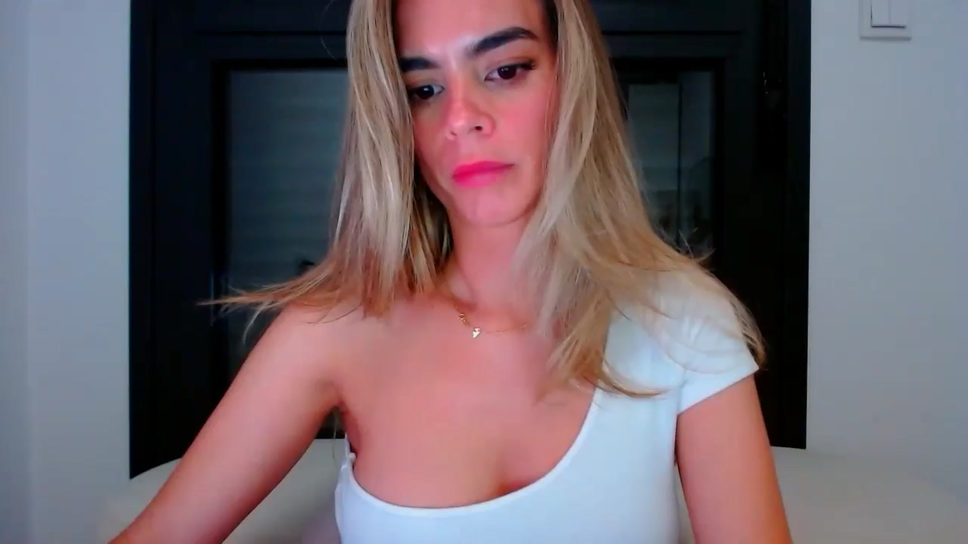 Gallery image thumbnail from fresagirl's myfreecams stream on, 05/06/2024, 23:09 image 12 of 20