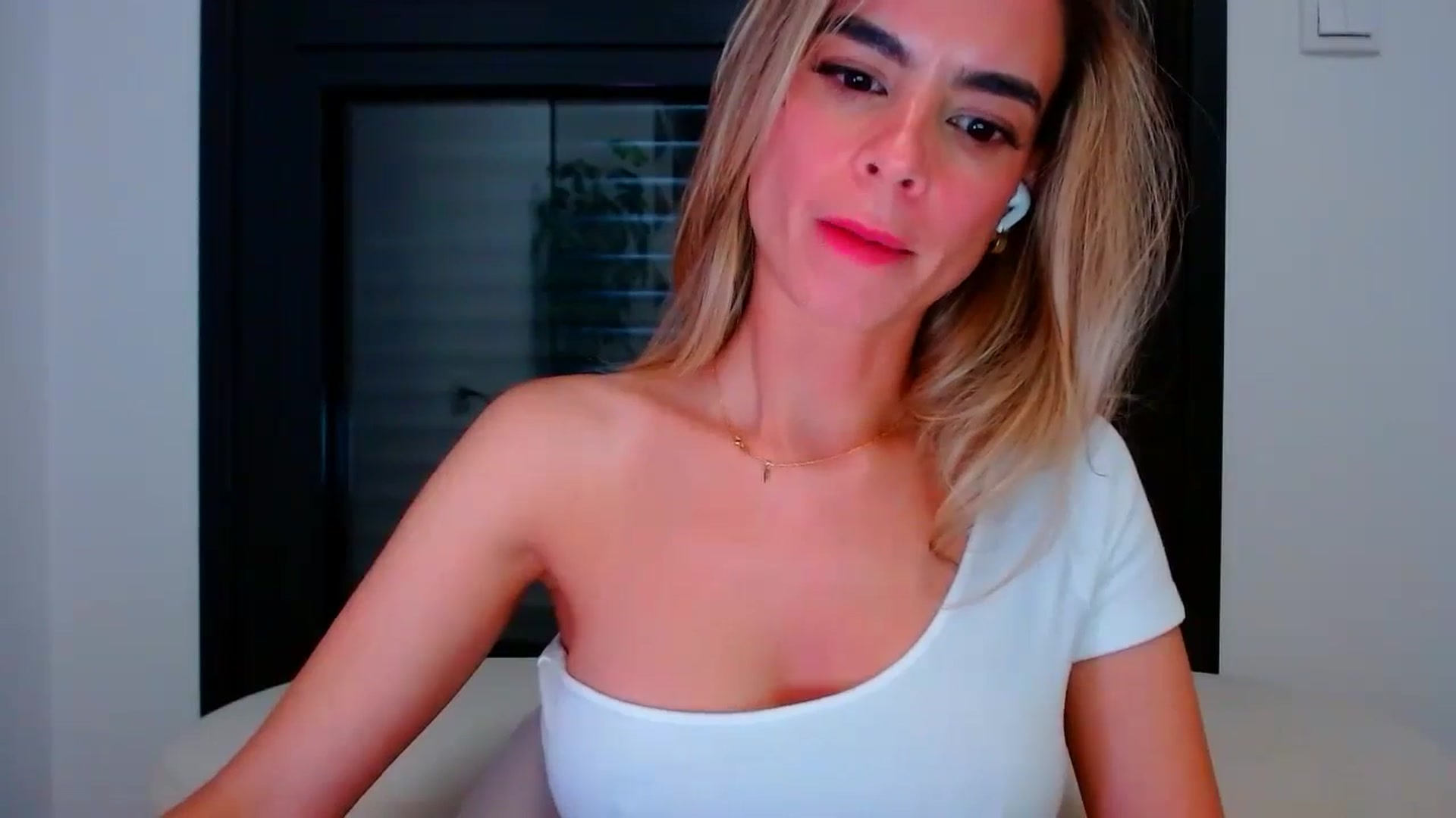 Gallery image thumbnail from fresagirl's myfreecams stream on, 05/06/2024, 23:09 image 17 of 20