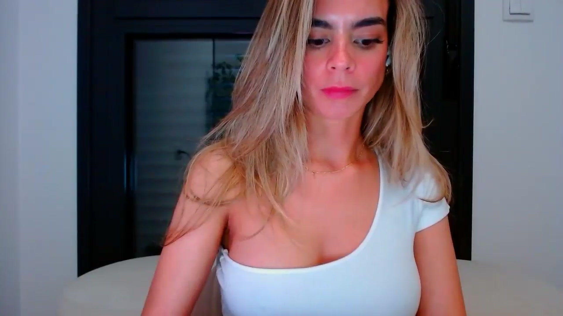 Gallery image thumbnail from fresagirl's myfreecams stream on, 05/06/2024, 23:09 image 15 of 20