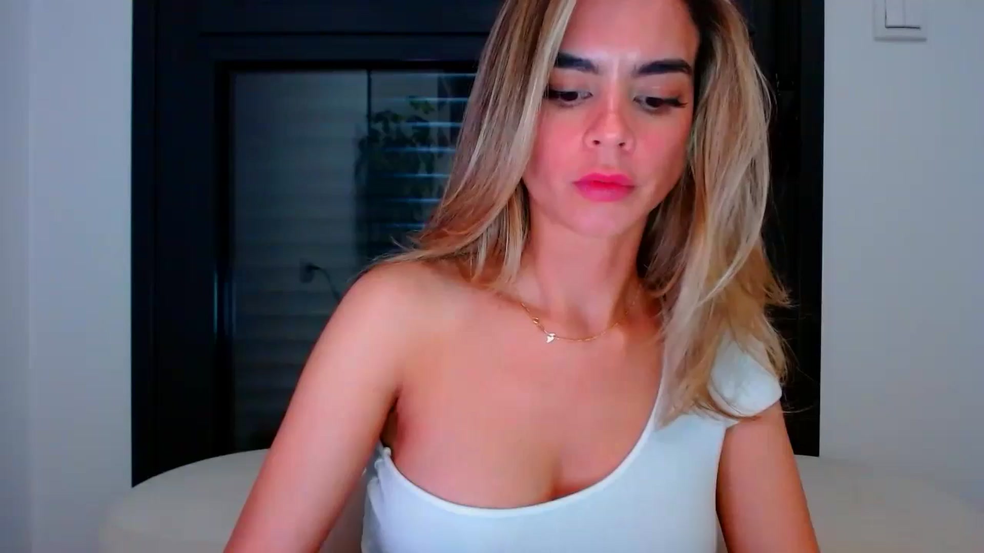 Gallery image thumbnail from fresagirl's myfreecams stream on, 05/06/2024, 23:09 image 10 of 20