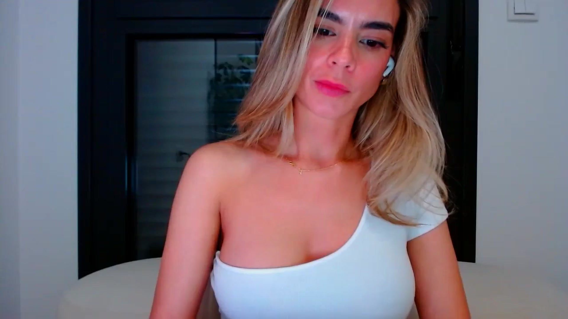 Gallery image thumbnail from fresagirl's myfreecams stream on, 05/06/2024, 23:09 image 13 of 20