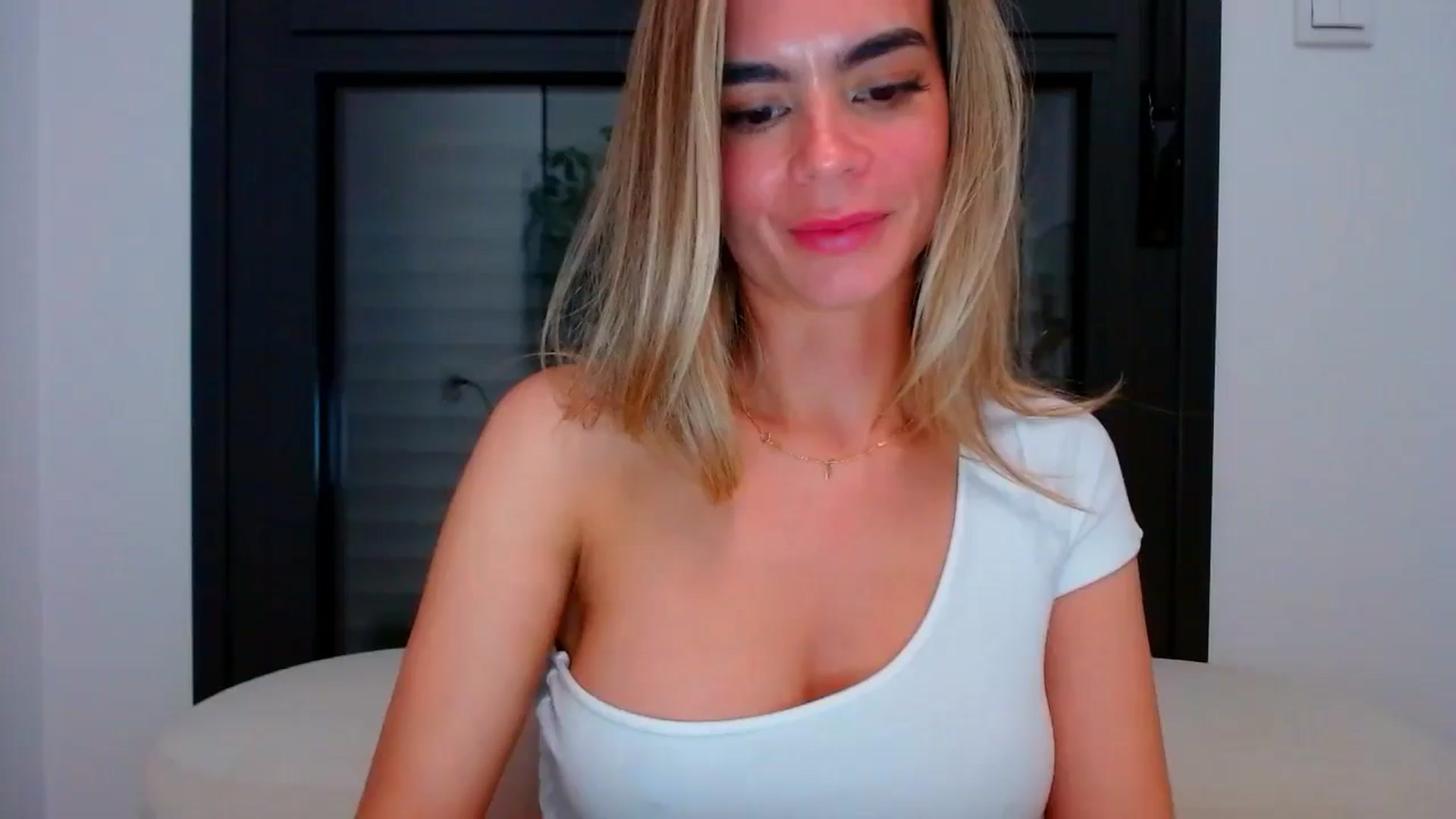 Gallery image thumbnail from fresagirl's myfreecams stream on, 05/06/2024, 23:09 image 1 of 20