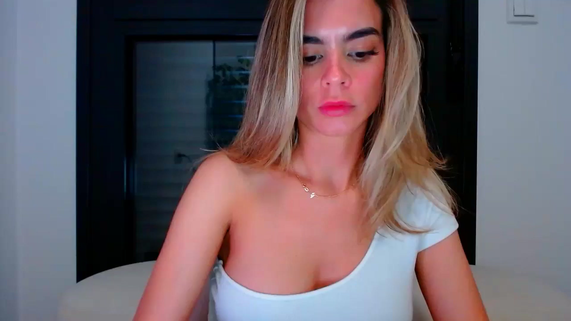Gallery image thumbnail from fresagirl's myfreecams stream on, 05/06/2024, 23:09 image 11 of 20