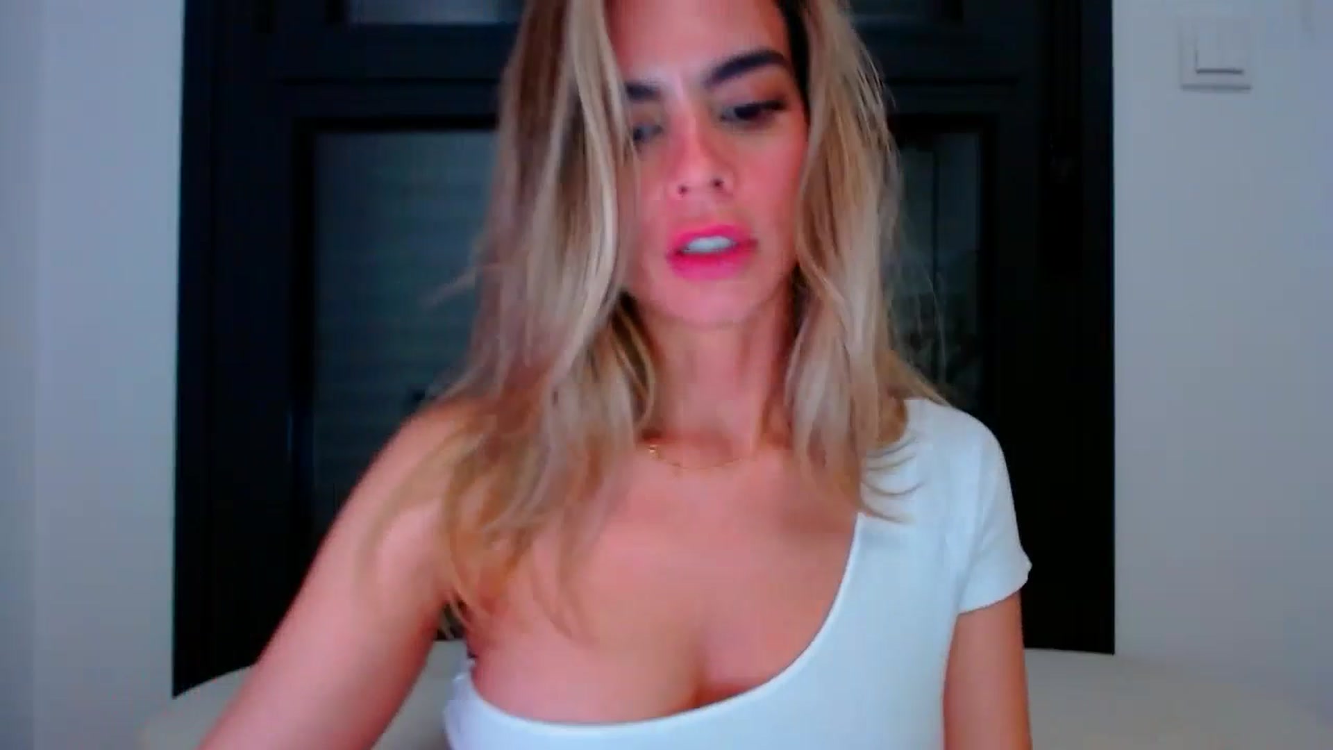 Gallery image thumbnail from fresagirl's myfreecams stream on, 05/06/2024, 23:09 image 6 of 20