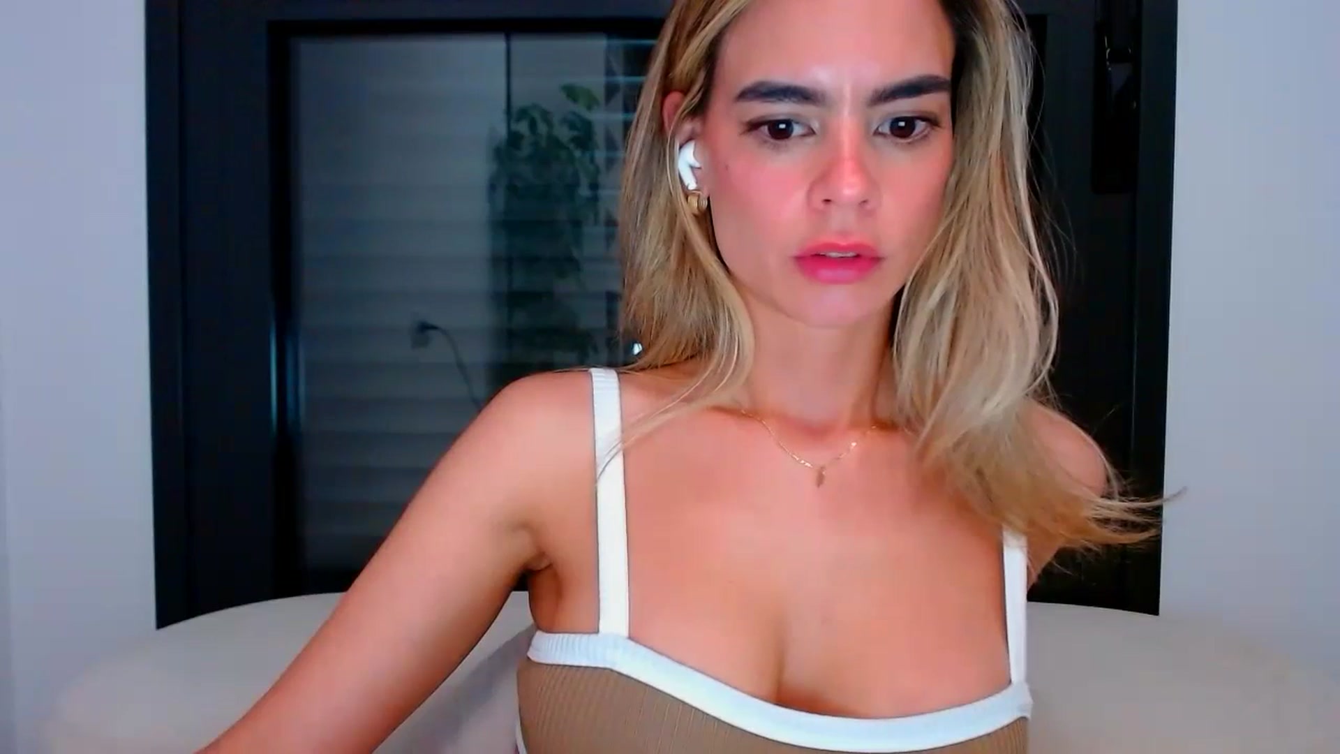 Gallery image thumbnail from fresagirl's myfreecams stream on, 05/07/2024, 23:32 image 8 of 20