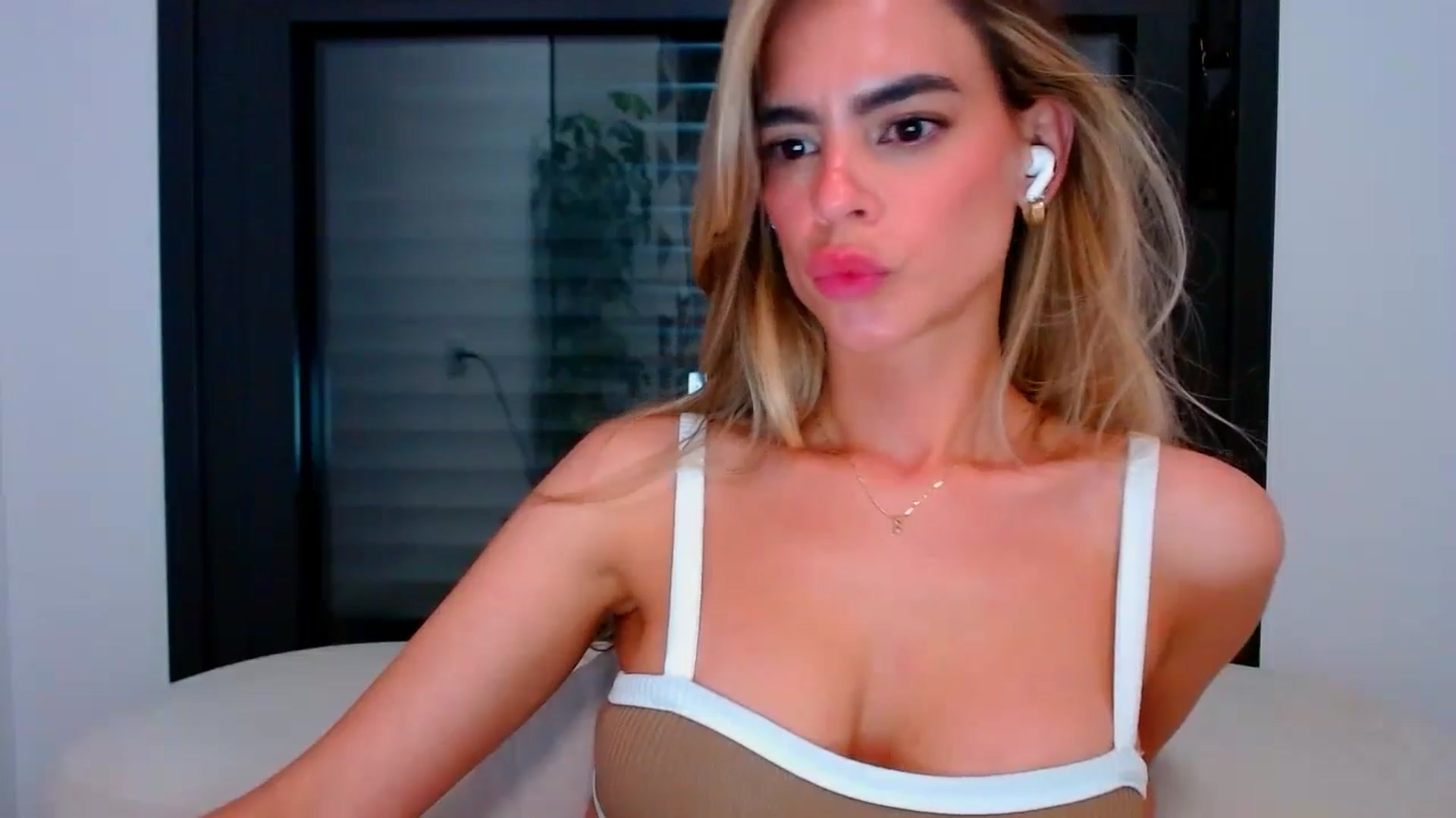 Gallery image thumbnail from fresagirl's myfreecams stream on, 05/07/2024, 23:32 image 6 of 20