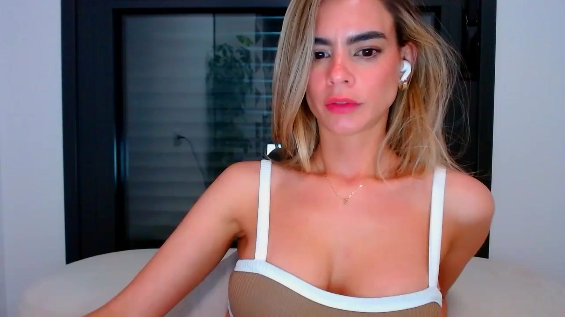 Gallery image thumbnail from fresagirl's myfreecams stream on, 05/07/2024, 23:32 image 5 of 20