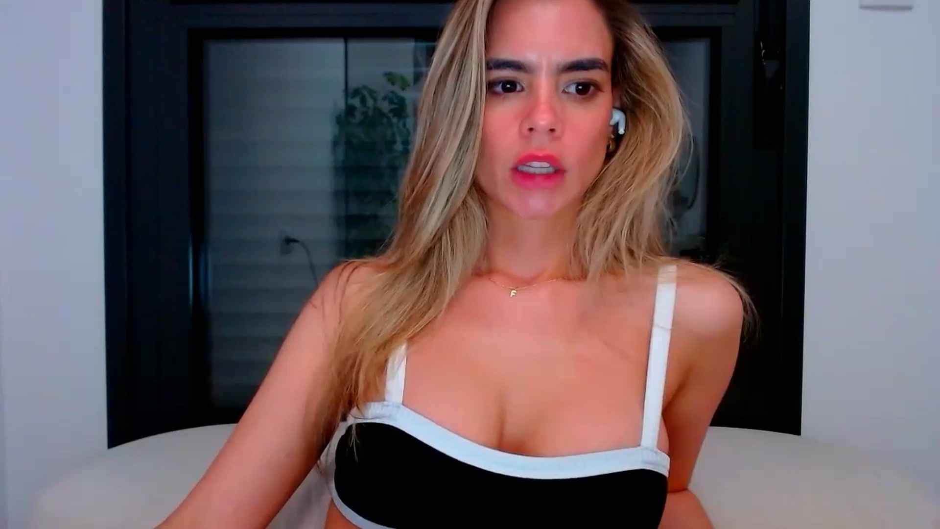 Gallery image thumbnail from fresagirl's myfreecams stream on, 05/08/2024, 23:46 image 14 of 20