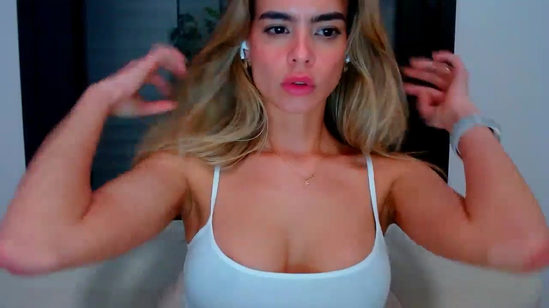 Gallery image thumbnail from fresagirl's myfreecams stream on, 05/09/2024, 23:32 image 6 of 20