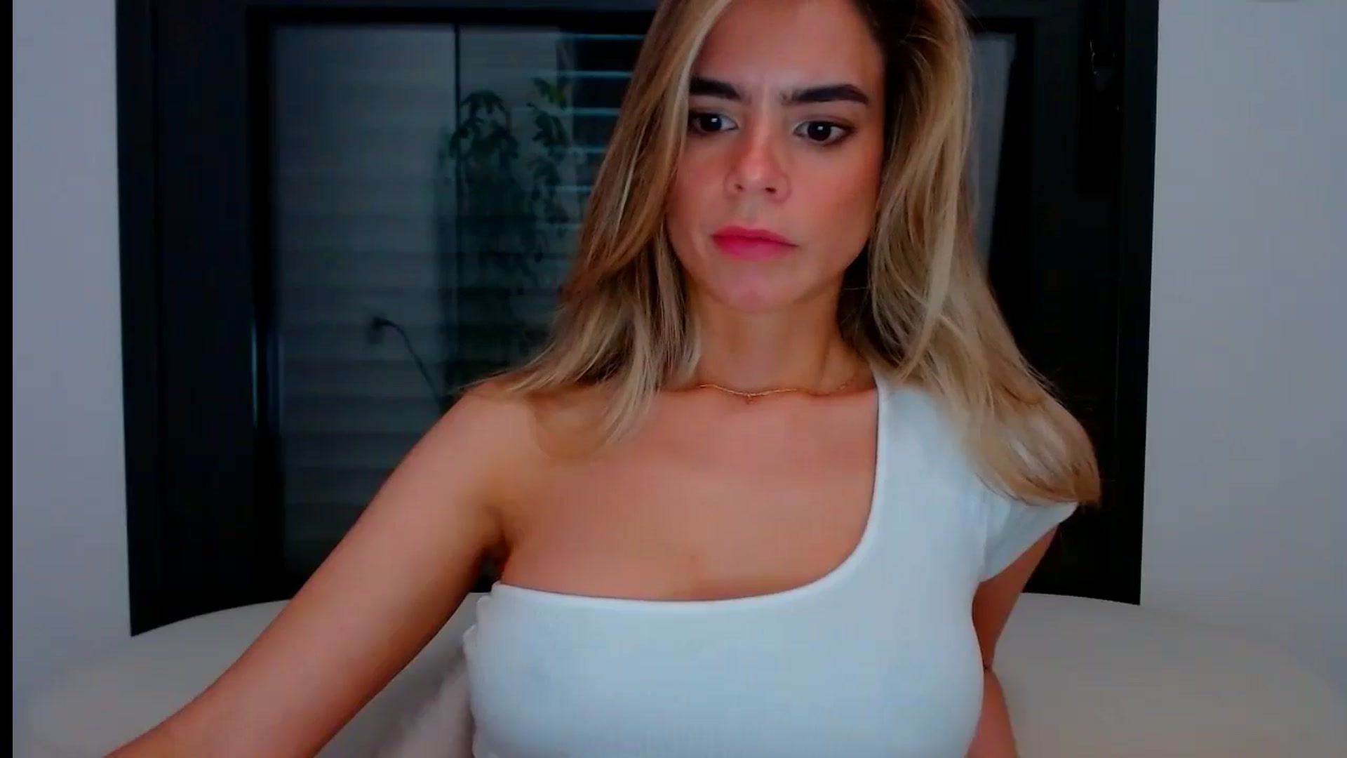 Gallery image thumbnail from fresagirl's myfreecams stream on, 05/15/2024, 20:05 image 19 of 20