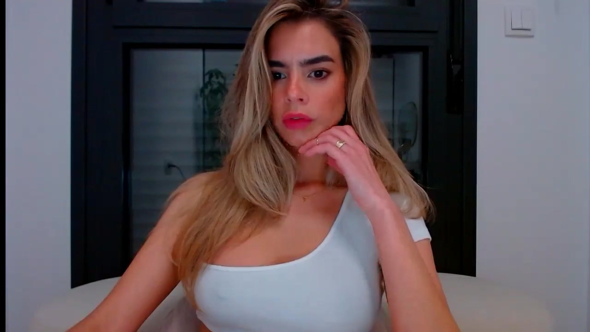 Gallery image thumbnail from fresagirl's myfreecams stream on, 05/15/2024, 20:05 image 7 of 20