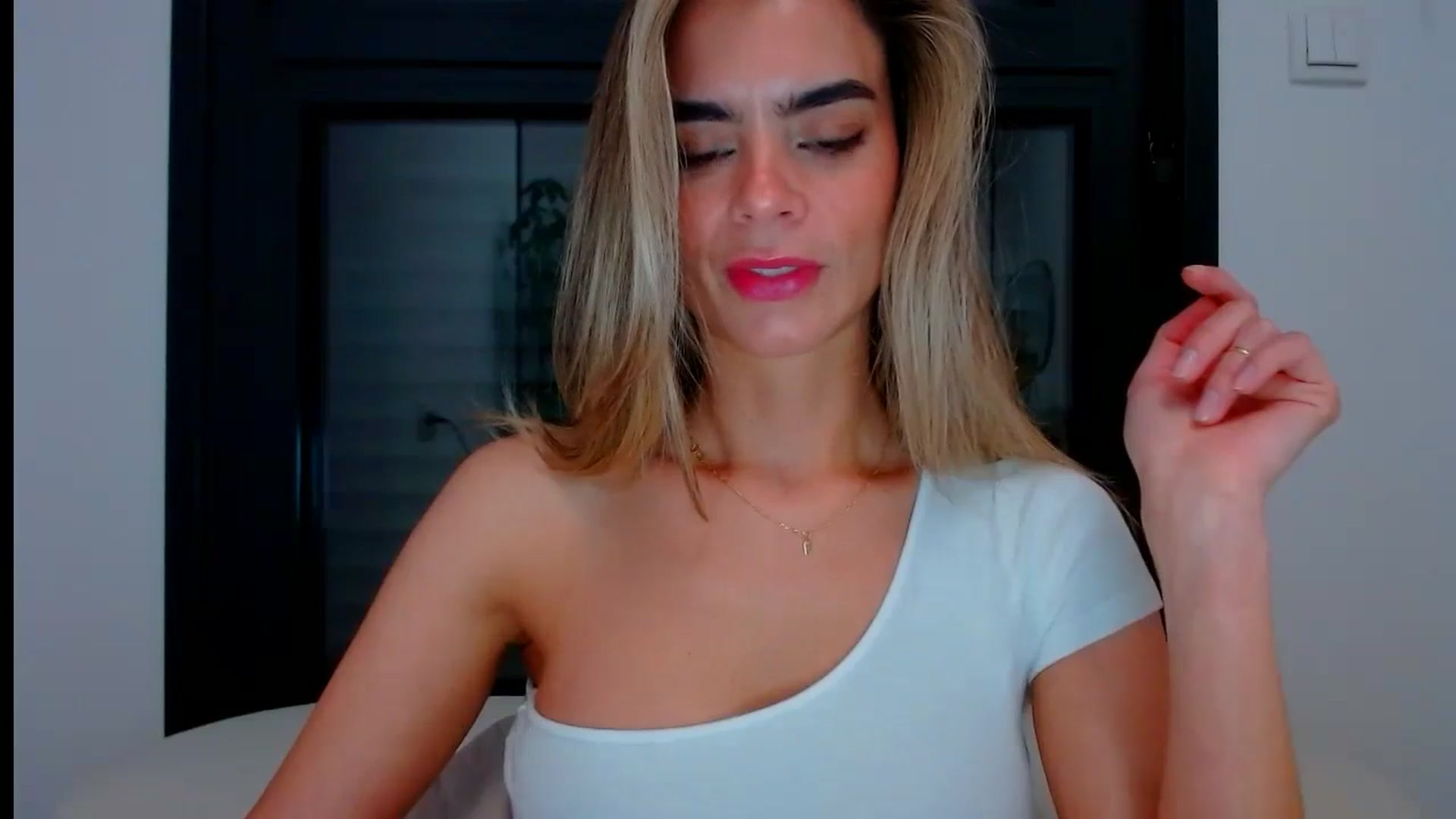 Gallery image thumbnail from fresagirl's myfreecams stream on, 05/15/2024, 20:05 image 4 of 20