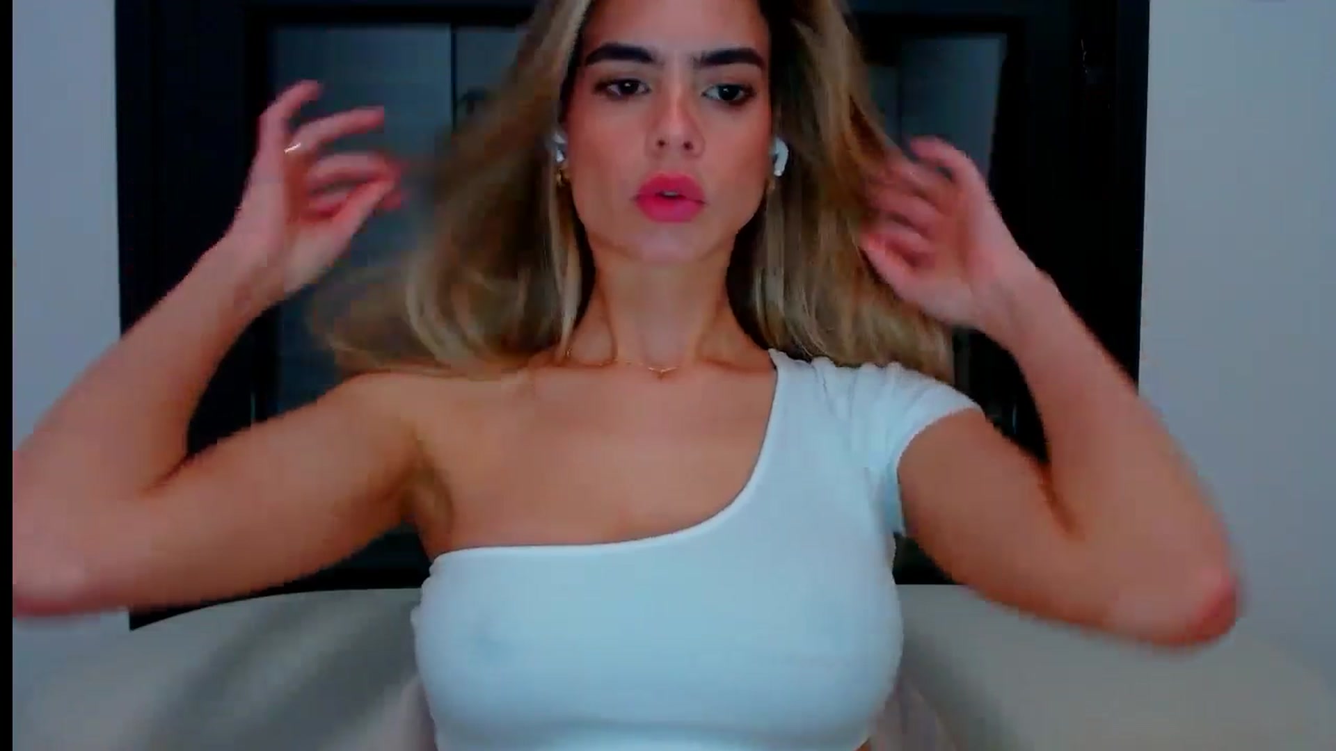 Gallery image thumbnail from fresagirl's myfreecams stream on, 05/15/2024, 20:05 image 17 of 20