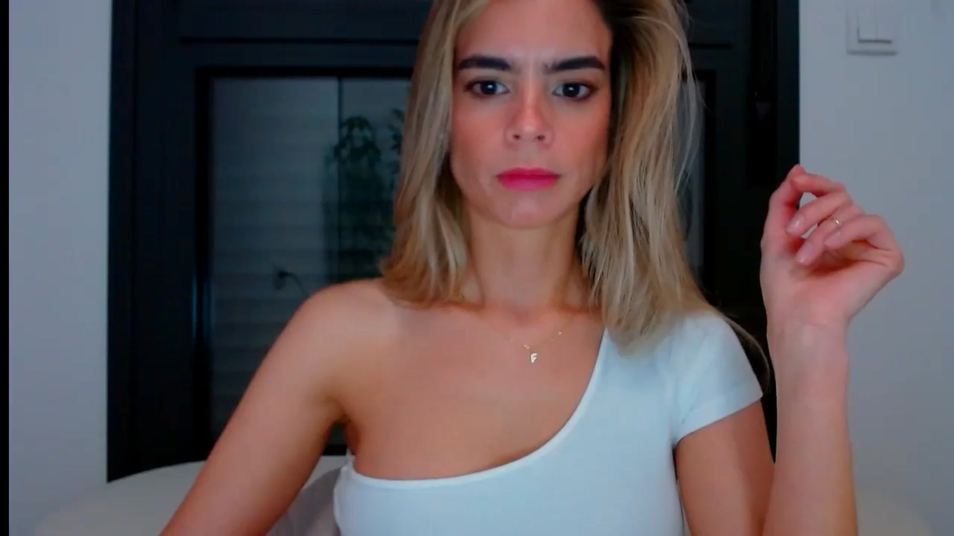 Gallery image thumbnail from fresagirl's myfreecams stream on, 05/15/2024, 20:05 image 5 of 20