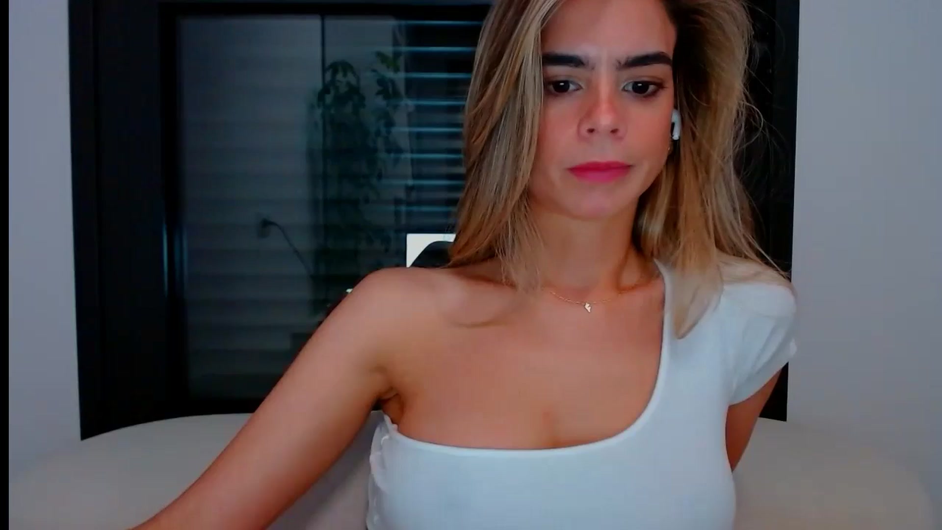 Gallery image thumbnail from fresagirl's myfreecams stream on, 05/15/2024, 20:05 image 14 of 20