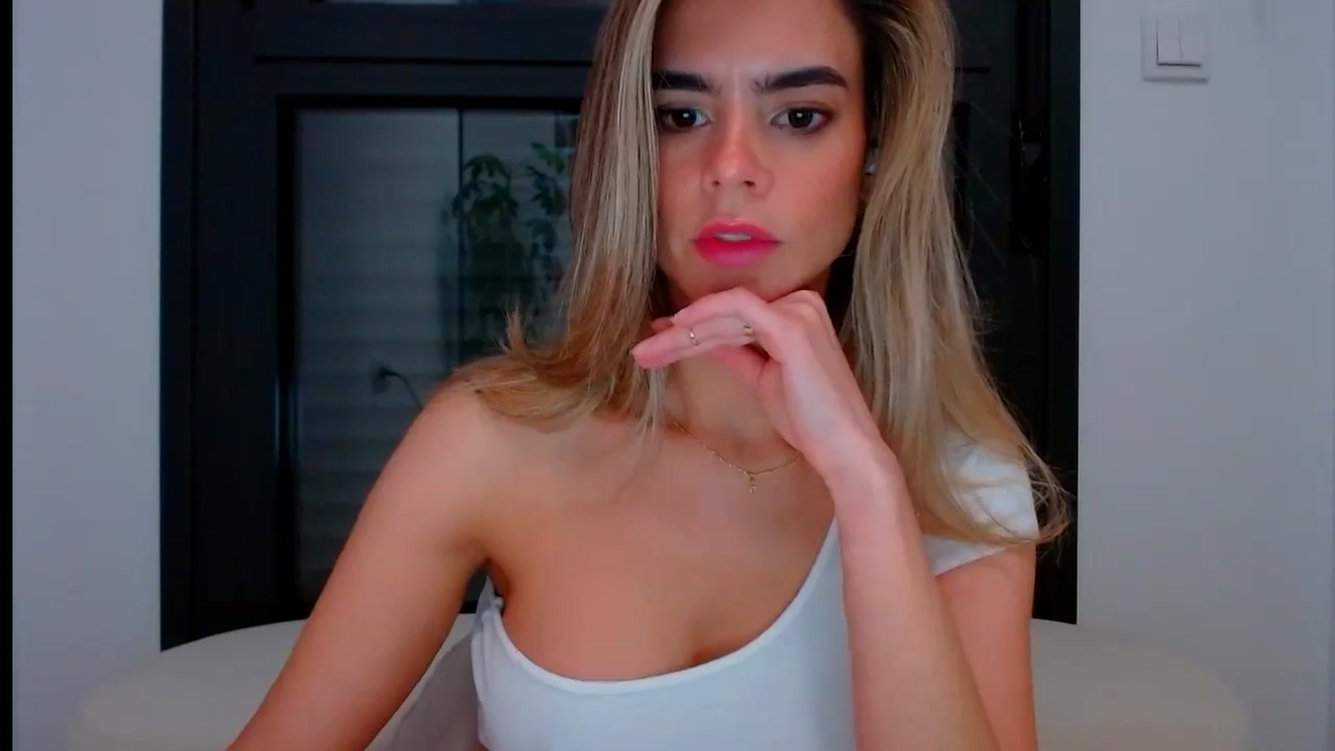 Gallery image thumbnail from fresagirl's myfreecams stream on, 05/15/2024, 20:05 image 10 of 20
