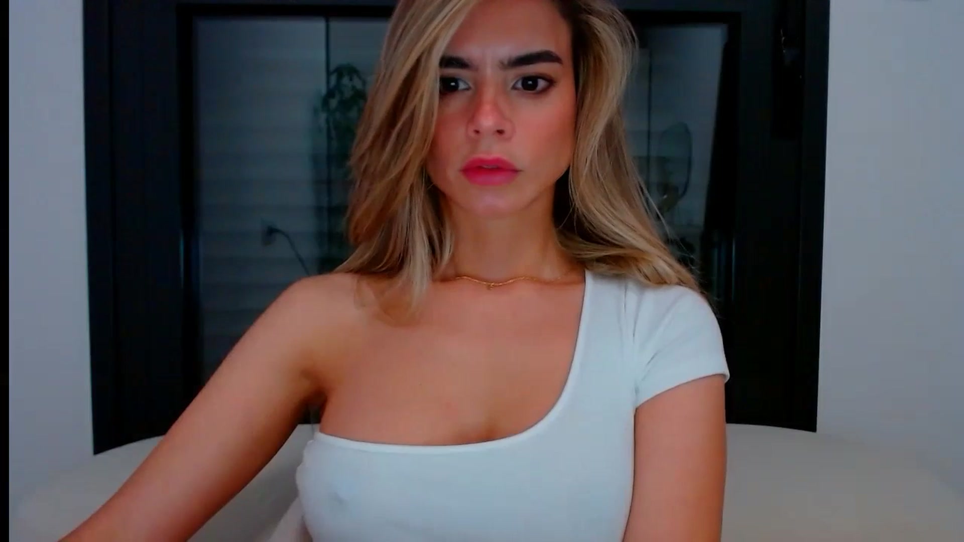 Gallery image thumbnail from fresagirl's myfreecams stream on, 05/15/2024, 20:05 image 18 of 20