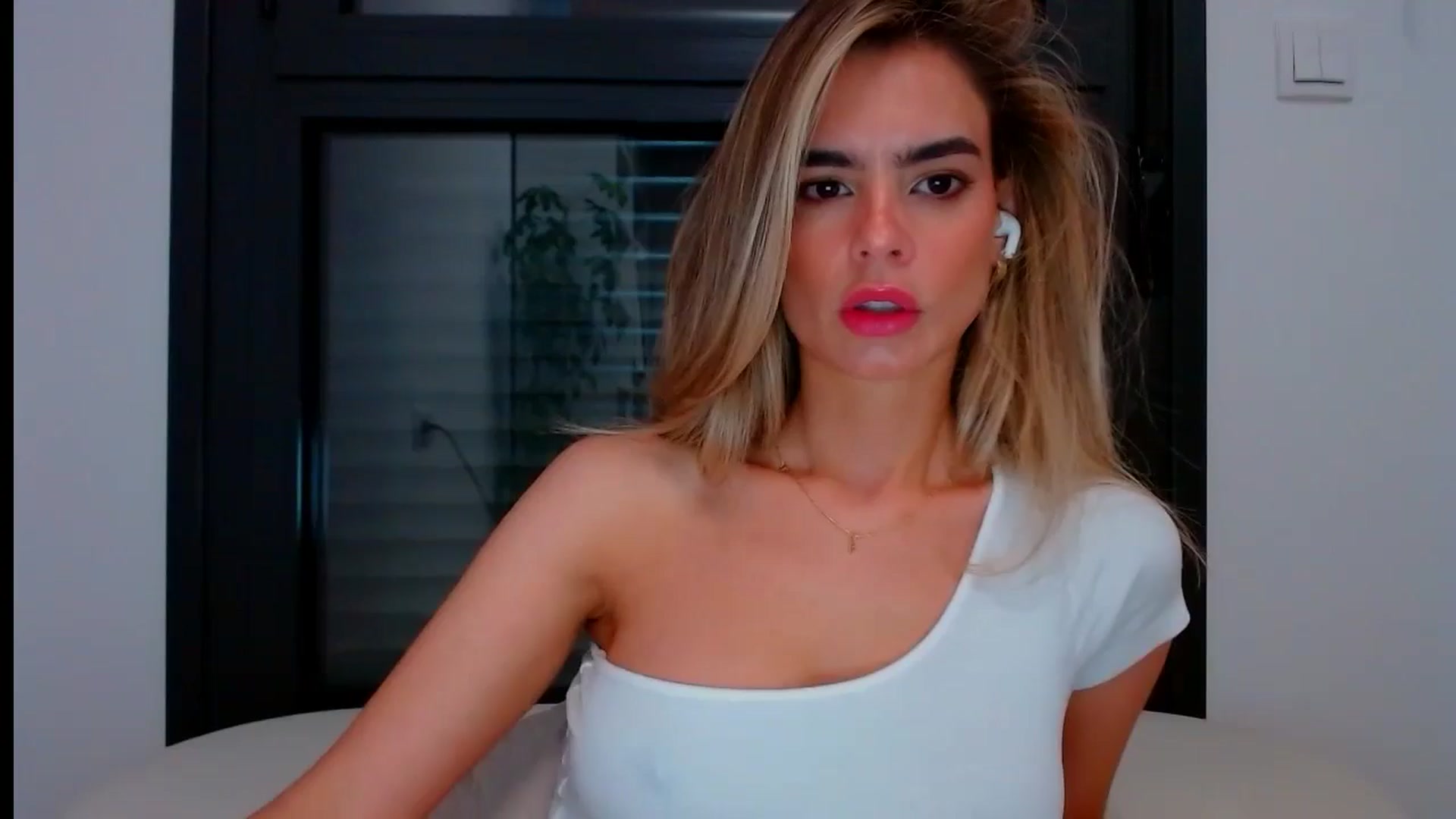 Gallery image thumbnail from fresagirl's myfreecams stream on, 05/15/2024, 20:05 image 1 of 20