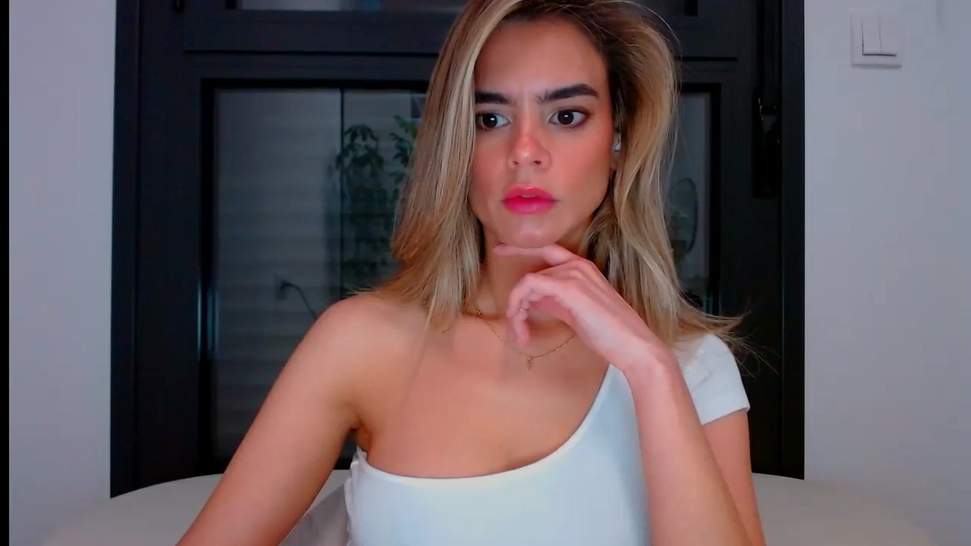 Gallery image thumbnail from fresagirl's myfreecams stream on, 05/15/2024, 20:05 image 2 of 20