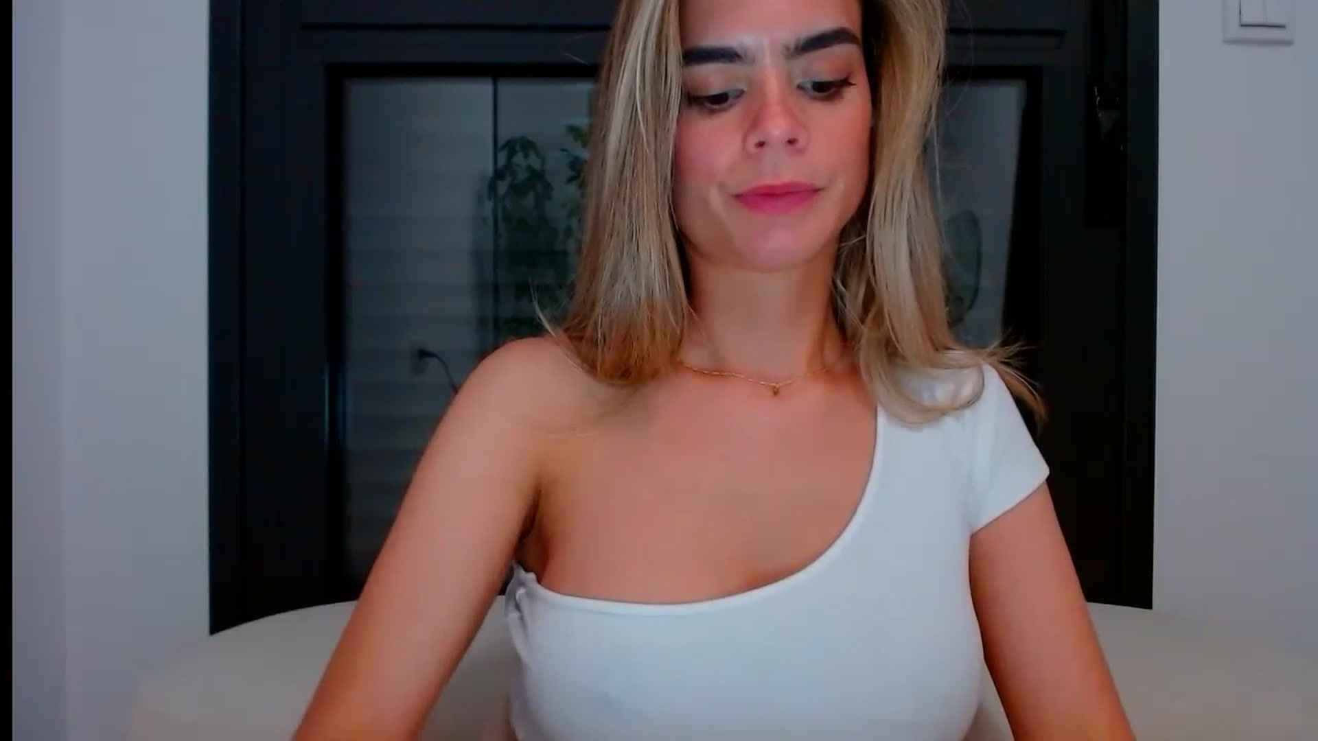 Gallery image thumbnail from fresagirl's myfreecams stream on, 05/15/2024, 21:02 image 18 of 20
